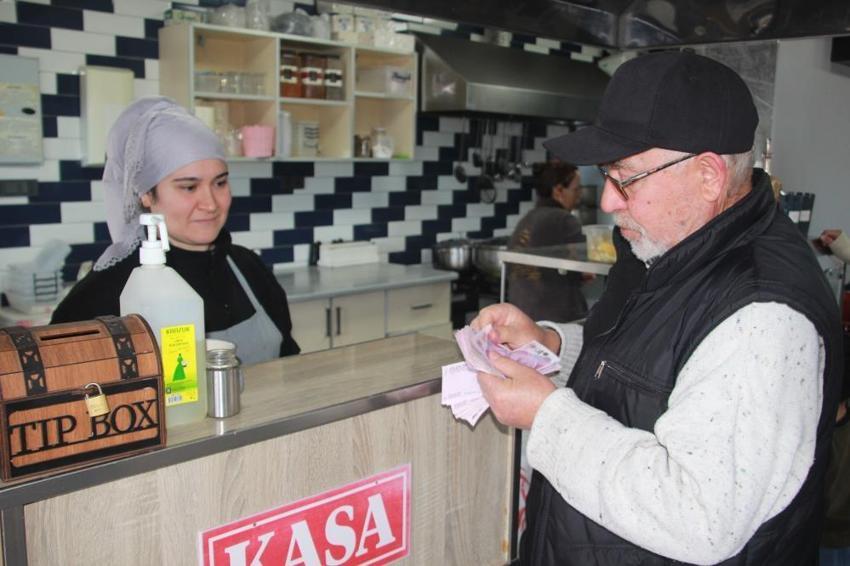 Bu lokantanın çalışanları sadece kadınlardan oluşuyor! Usta bulamayınca tezgaha geçti, ilçenin lezzet üssü oldu