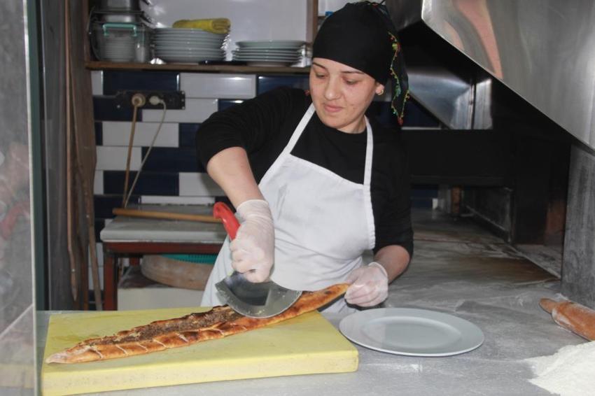 Bu lokantanın çalışanları sadece kadınlardan oluşuyor! Usta bulamayınca tezgaha geçti, ilçenin lezzet üssü oldu