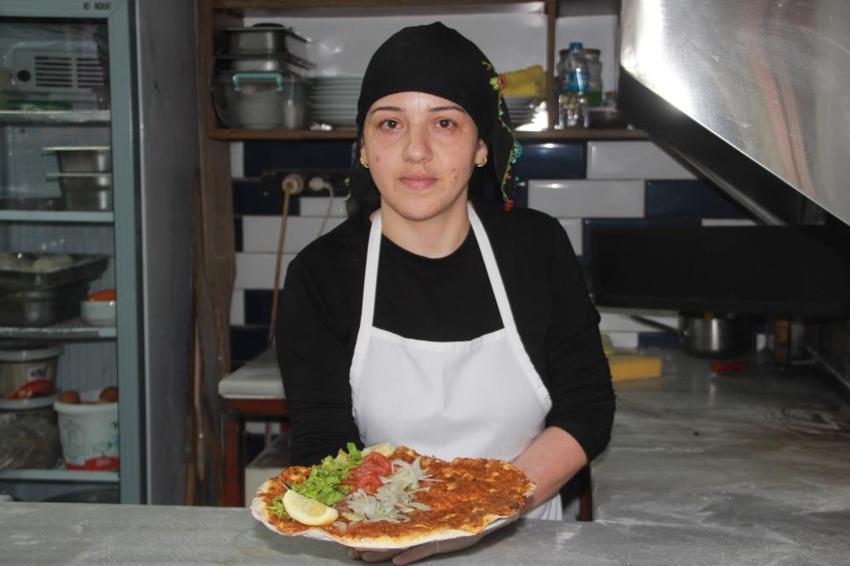 Bu lokantanın çalışanları sadece kadınlardan oluşuyor! Usta bulamayınca tezgaha geçti, ilçenin lezzet üssü oldu