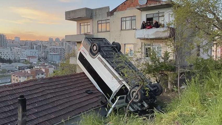 Kağıthane'de takla atan öğrenci servisi bir evin çatısına düştü! Şoför hayatını kaybetti