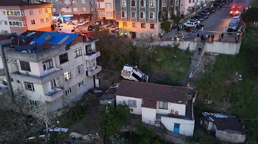 Kağıthane'de takla atan öğrenci servisi bir evin çatısına düştü! Şoför hayatını kaybetti