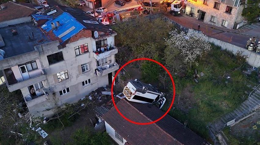 Kağıthane'de takla atan öğrenci servisi bir evin çatısına düştü! Şoför hayatını kaybetti