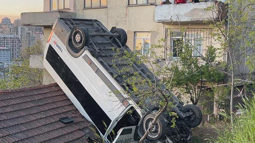 Kağıthane'de takla atan öğrenci servisi bir evin çatısına düştü! Şoför hayatını kaybetti