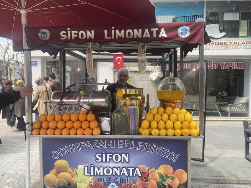 Eskişehir'de havalar ısındı, talep arttı! Bardak bardak şifa dağıtıyor