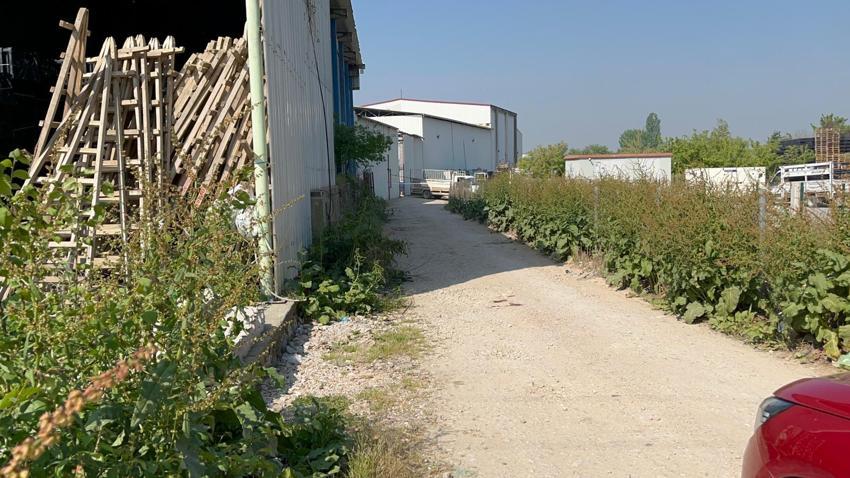 Bursa'da icra takibi başlatan kız kardeşlere silahlı saldırı! O anlar kamerada