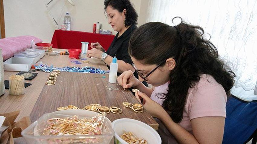 8 yıl önce eğitimi için taşındılar, şimdi birlikte üretiyorlar! %94 otizmli Betül annesi ile takı tasarlayarak engelleri aşıyor