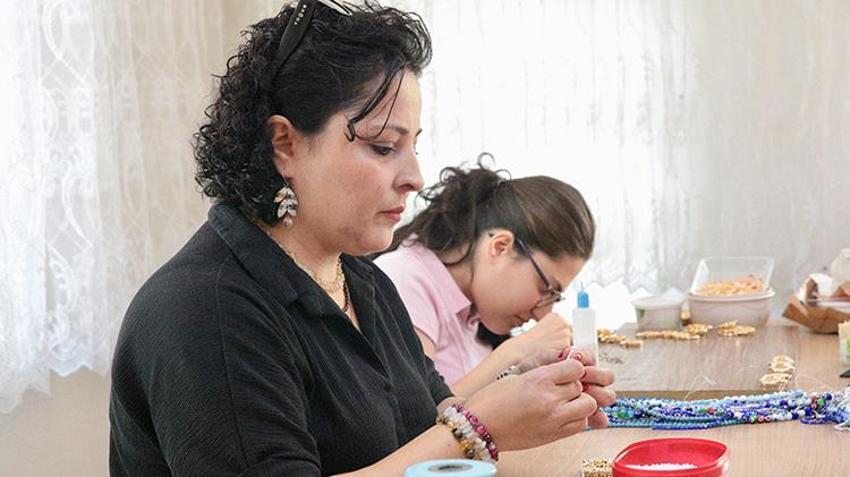 8 yıl önce eğitimi için taşındılar, şimdi birlikte üretiyorlar! %94 otizmli Betül annesi ile takı tasarlayarak engelleri aşıyor