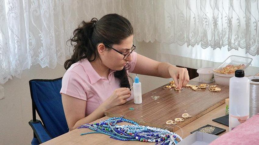 8 yıl önce eğitimi için taşındılar, şimdi birlikte üretiyorlar! %94 otizmli Betül annesi ile takı tasarlayarak engelleri aşıyor