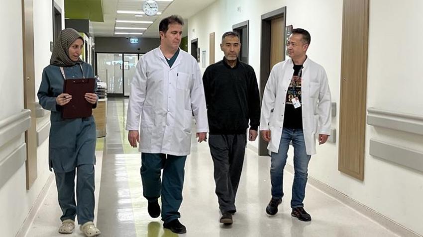 Karın ağrısı şikayetiyle hastaneye gitti! Doktorlar bile gözlerine inanamadı: Tam 8 kilo