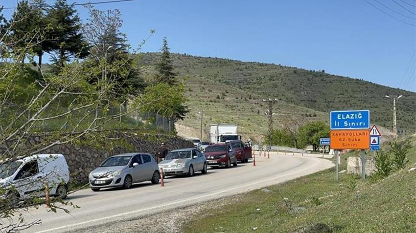 İki il arasında ulaşım çilesi: Kilit noktada metrelerce kuyruk oluştu! Kronik sorun bu yıl bitecek mi?