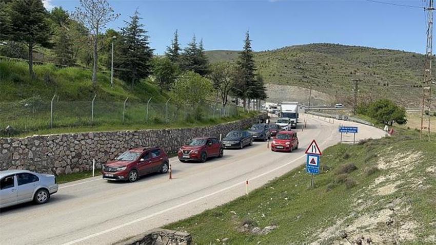 İki il arasında ulaşım çilesi: Kilit noktada metrelerce kuyruk oluştu! Kronik sorun bu yıl bitecek mi?