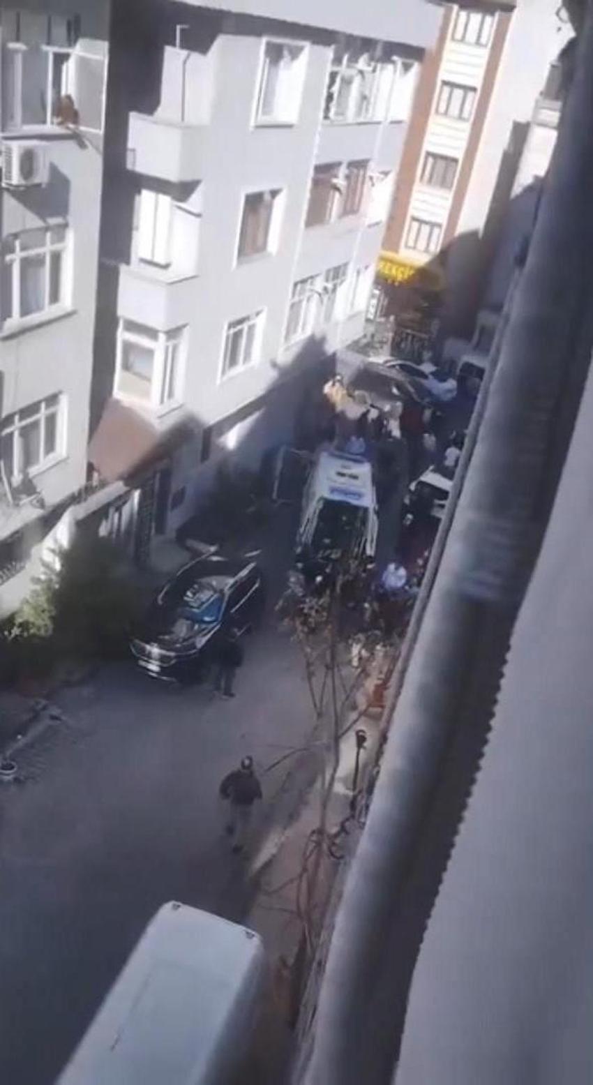 Kağıthane’de gençler polise saldırdı! Açılan ateşte kaldırımdaki berber ağır yaralandı