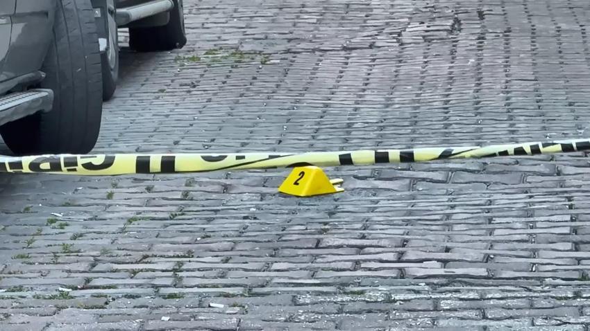 Kağıthane’de gençler polise saldırdı! Açılan ateşte kaldırımdaki berber ağır yaralandı