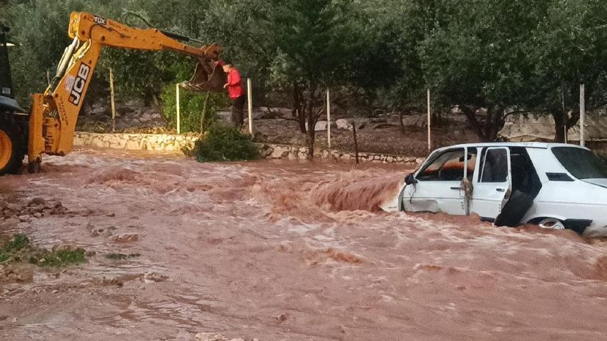 Sağanak yağış Kozan’da sel faciası getirdi: Araçtan atlayan 2 kişiden biri hayatını kaybetti