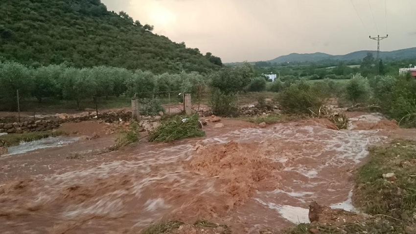 Sağanak yağış Kozan’da sel faciası getirdi: Araçtan atlayan 2 kişiden biri hayatını kaybetti
