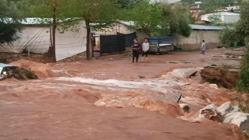 Sağanak yağış Kozan’da sel faciası getirdi: Araçtan atlayan 2 kişiden biri hayatını kaybetti