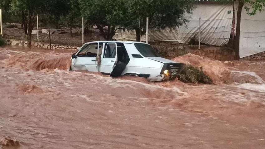 Sağanak yağış Kozan’da sel faciası getirdi: Araçtan atlayan 2 kişiden biri hayatını kaybetti