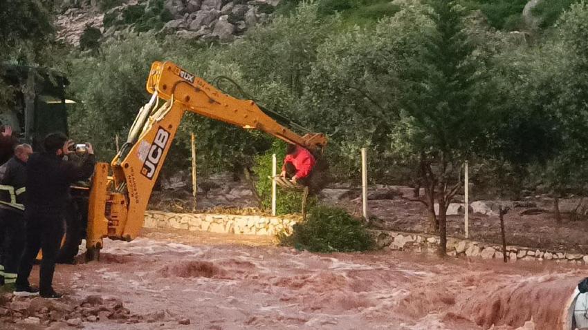Sağanak yağış Kozan’da sel faciası getirdi: Araçtan atlayan 2 kişiden biri hayatını kaybetti