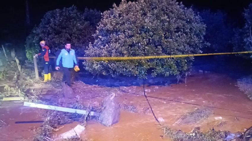 Sağanak yağış Kozan’da sel faciası getirdi: Araçtan atlayan 2 kişiden biri hayatını kaybetti