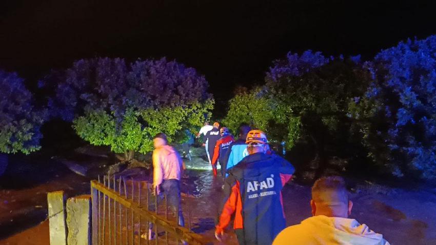 Sağanak yağış Kozan’da sel faciası getirdi: Araçtan atlayan 2 kişiden biri hayatını kaybetti