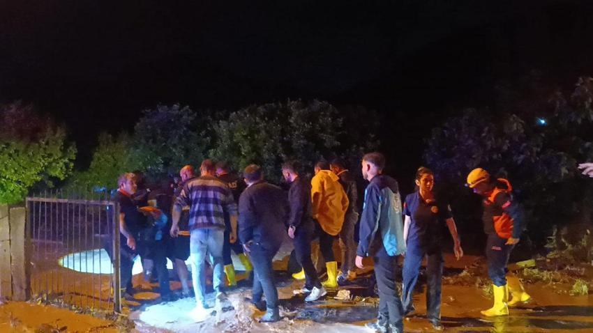 Sağanak yağış Kozan’da sel faciası getirdi: Araçtan atlayan 2 kişiden biri hayatını kaybetti
