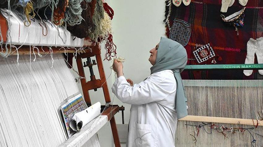 Vanlı kadınlar geleneksel sanatı modern çizgiyle buluşturdu: Dokuma tezgahlarından kalan ipler 'sıfır atık' projesiyle hayat buldu!