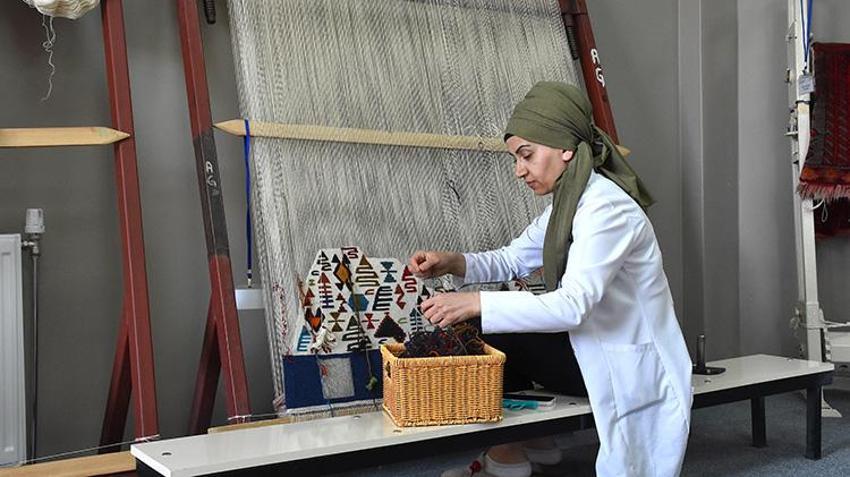 Vanlı kadınlar geleneksel sanatı modern çizgiyle buluşturdu: Dokuma tezgahlarından kalan ipler 'sıfır atık' projesiyle hayat buldu!