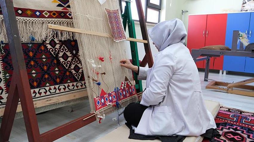 Vanlı kadınlar geleneksel sanatı modern çizgiyle buluşturdu: Dokuma tezgahlarından kalan ipler 'sıfır atık' projesiyle hayat buldu!