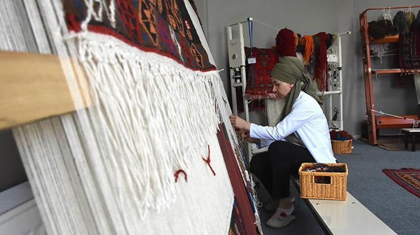 Vanlı kadınlar geleneksel sanatı modern çizgiyle buluşturdu: Dokuma tezgahlarından kalan ipler 'sıfır atık' projesiyle hayat buldu!