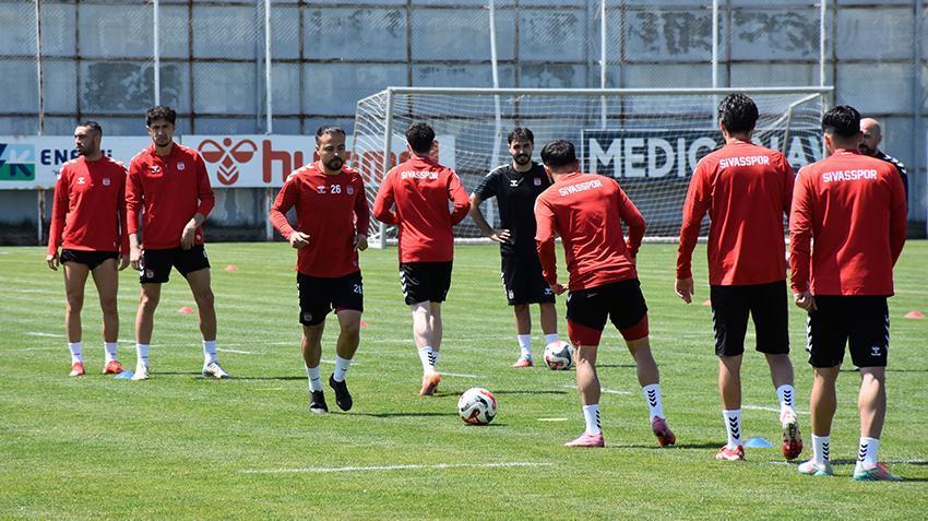 Sivasspor'da İsmet Taşdemir'i mutlu etmedi! Yeni sezon dosyasını açmadan kapattı