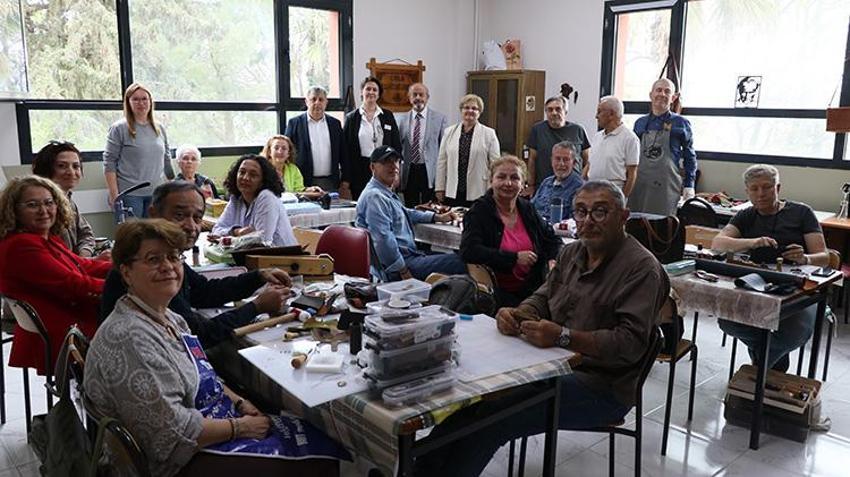 İzmir'de bu işi sadece tek bir kişi yapıyor: Unutulmaya yüz tutan sanatı çivi ile adeta kazıyor