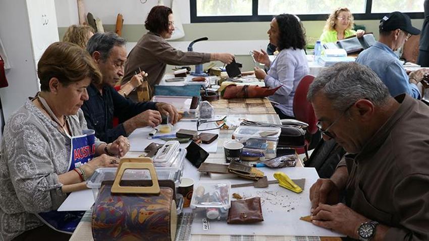 İzmir'de bu işi sadece tek bir kişi yapıyor: Unutulmaya yüz tutan sanatı çivi ile adeta kazıyor