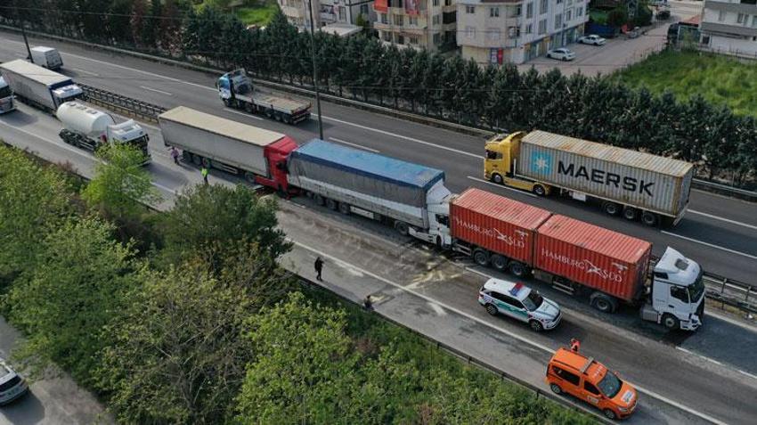 TEM Otoyolu’nda 6 TIR zincirleme kazaya karıştı, Ankara yönünde ulaşım aksadı