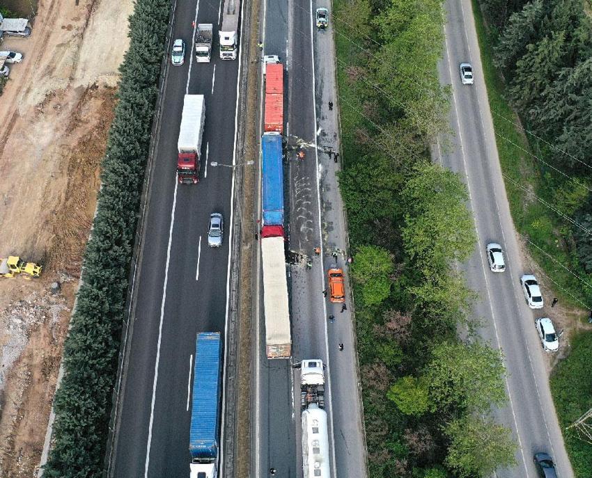 TEM Otoyolu’nda 6 TIR zincirleme kazaya karıştı, Ankara yönünde ulaşım aksadı
