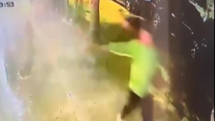 Çıkarıldığı mekana ateş açtığı anlar kamerada; polis bacağından vurarak yakaladı