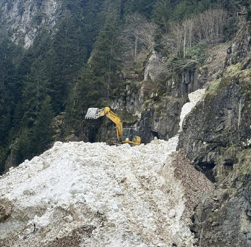 Kar yağışı Rize'de etkili oldu! Yayla yollarında kar temizleme çalışmaları sürüyor