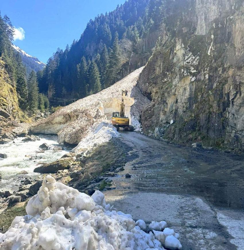 Kar yağışı Rize'de etkili oldu! Yayla yollarında kar temizleme çalışmaları sürüyor