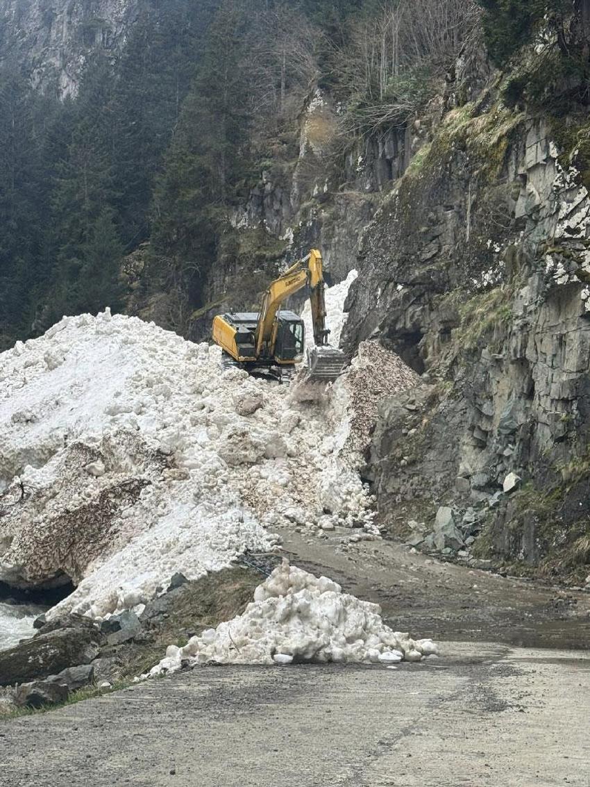 Kar yağışı Rize'de etkili oldu! Yayla yollarında kar temizleme çalışmaları sürüyor