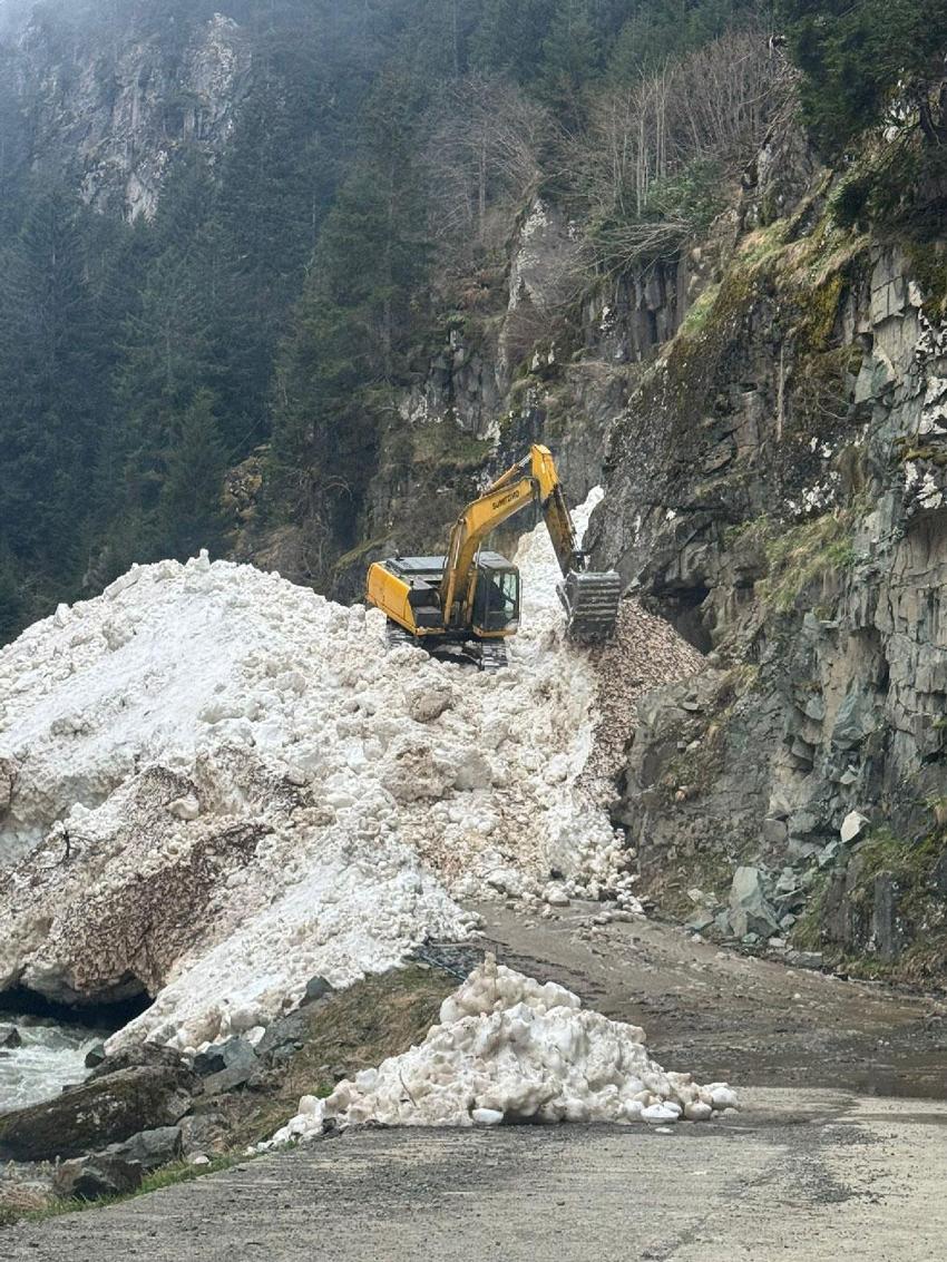 Kar yağışı Rize'de etkili oldu! Yayla yollarında kar temizleme çalışmaları sürüyor