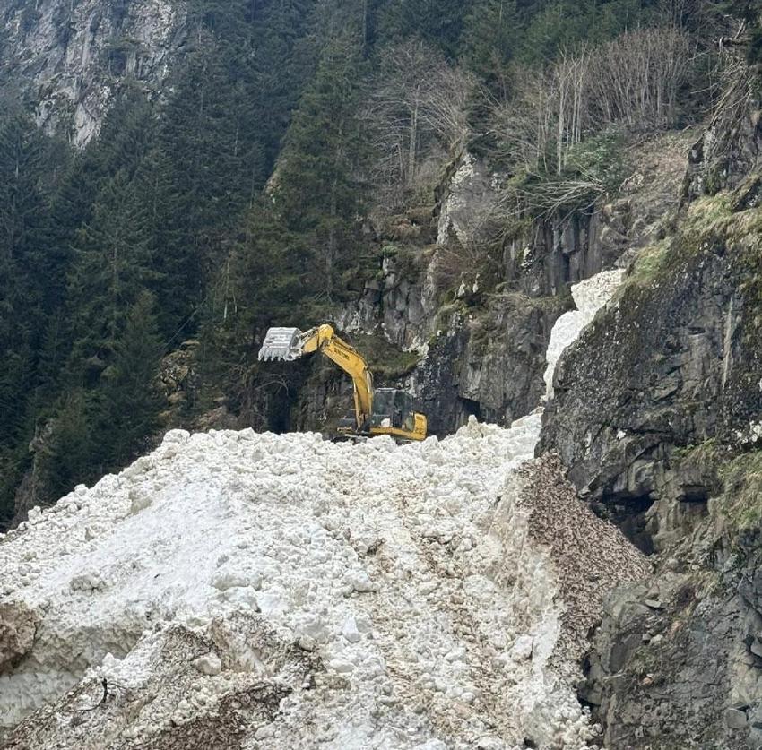 Kar yağışı Rize'de etkili oldu! Yayla yollarında kar temizleme çalışmaları sürüyor