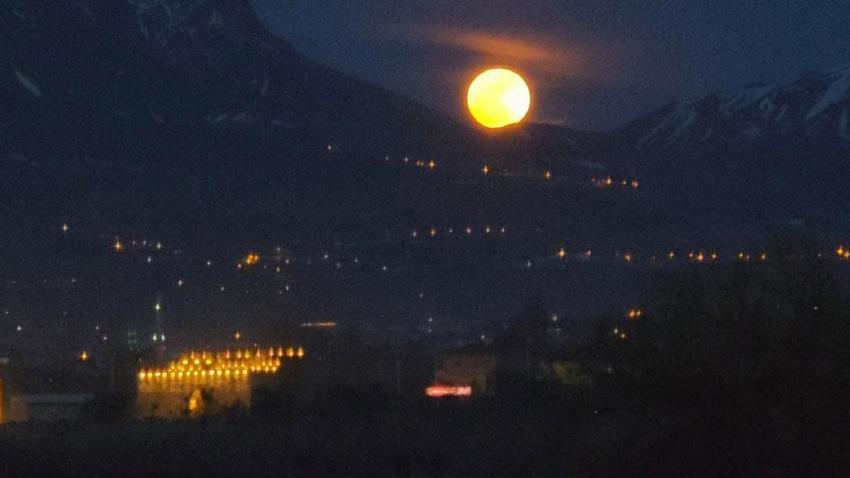 Doğu'nun incisi Van'da tarih ve dolunay manzarası mest etti