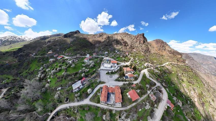 Gümüşhane Süleymaniye'de kar ve çiçek aynı karede: Şehir merkezine 10 dakika mesafedeki cennet keşfedilmeyi bekliyor!