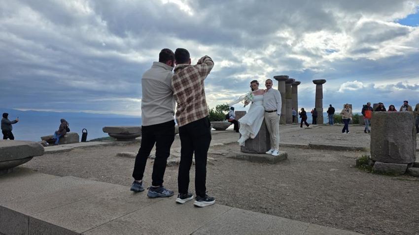 Görenler bir daha bakıyor! Athena Tapınağı'nda düğün fotoğrafları sosyal medyayı salladı