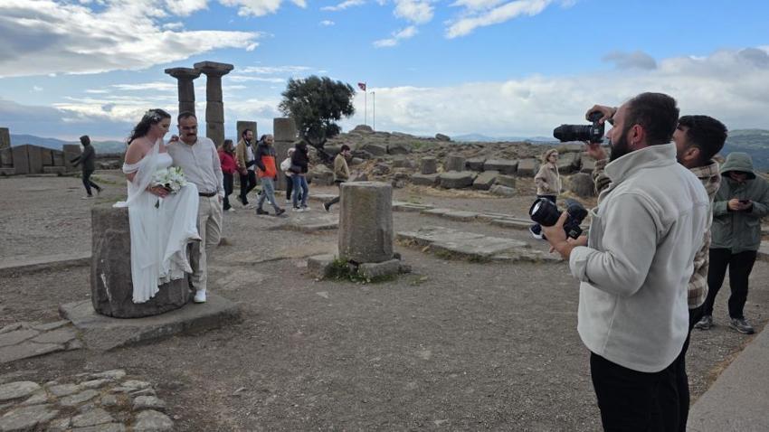 Görenler bir daha bakıyor! Athena Tapınağı'nda düğün fotoğrafları sosyal medyayı salladı