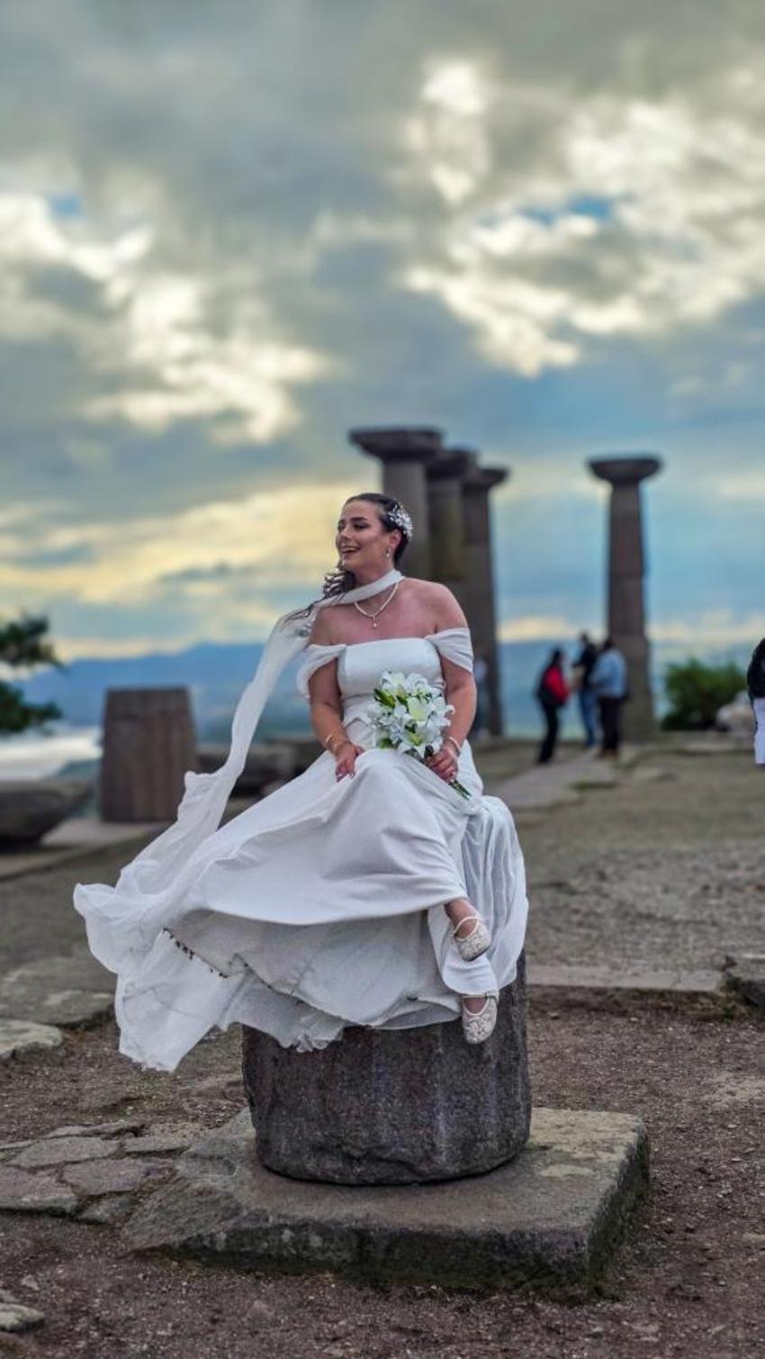 Görenler bir daha bakıyor! Athena Tapınağı'nda düğün fotoğrafları sosyal medyayı salladı