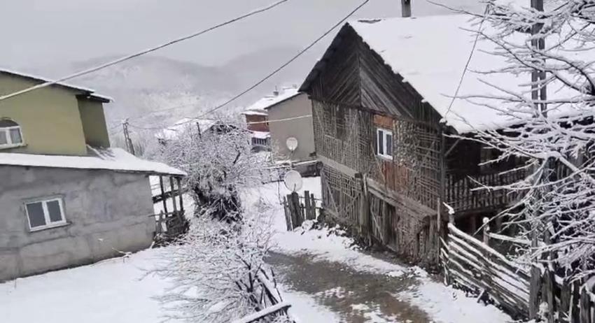Sivas'ta yaz gelecek derken lapa lapa kar yağdı