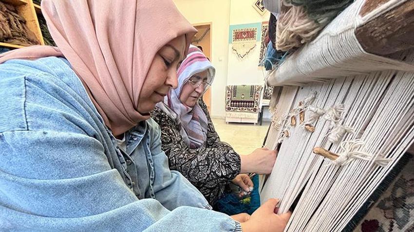 Kayserili kadınlar tezgahın başına geçti: Unutulmaya yüz tutan geleneği türkü ve maniler eşliğinde yeniden canlandırıyorlar