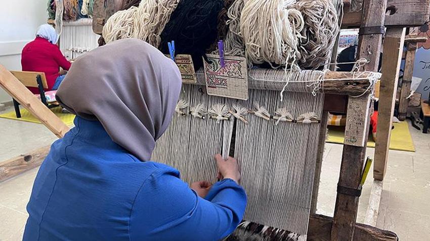 Kayserili kadınlar tezgahın başına geçti: Unutulmaya yüz tutan geleneği türkü ve maniler eşliğinde yeniden canlandırıyorlar