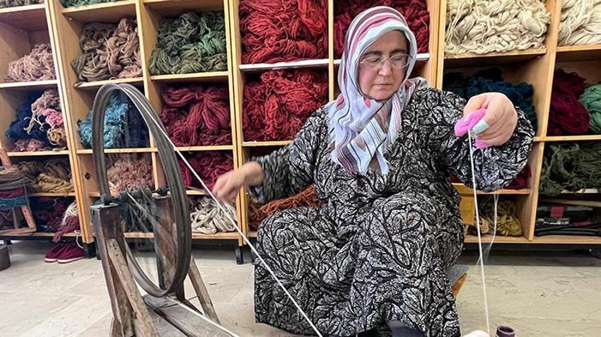 Kayserili kadınlar tezgahın başına geçti: Unutulmaya yüz tutan geleneği türkü ve maniler eşliğinde yeniden canlandırıyorlar