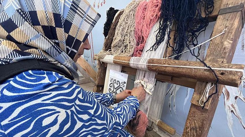 Kayserili kadınlar tezgahın başına geçti: Unutulmaya yüz tutan geleneği türkü ve maniler eşliğinde yeniden canlandırıyorlar